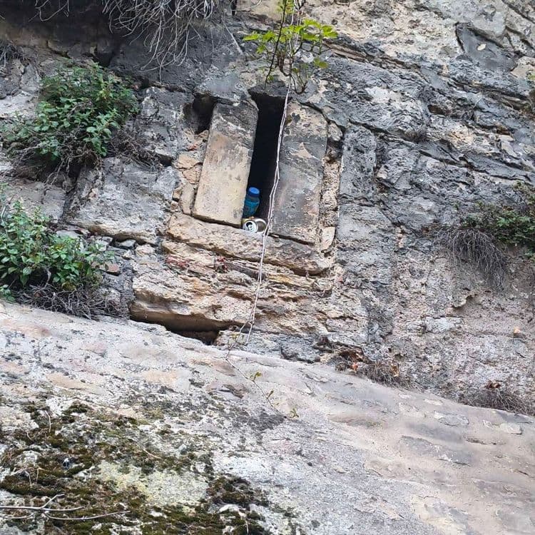 Rue de la Fontaine, en hauteur dans une sorte de meurtrières, sur la gauche avant les 2 derniers escaliers du bas