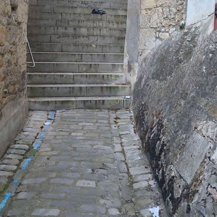Rue de la Fontaine, Diverses déchets bouchon papier sac cigarette, à quand les caméras pour verbaliser les gens qui polluent notre environnement ?
